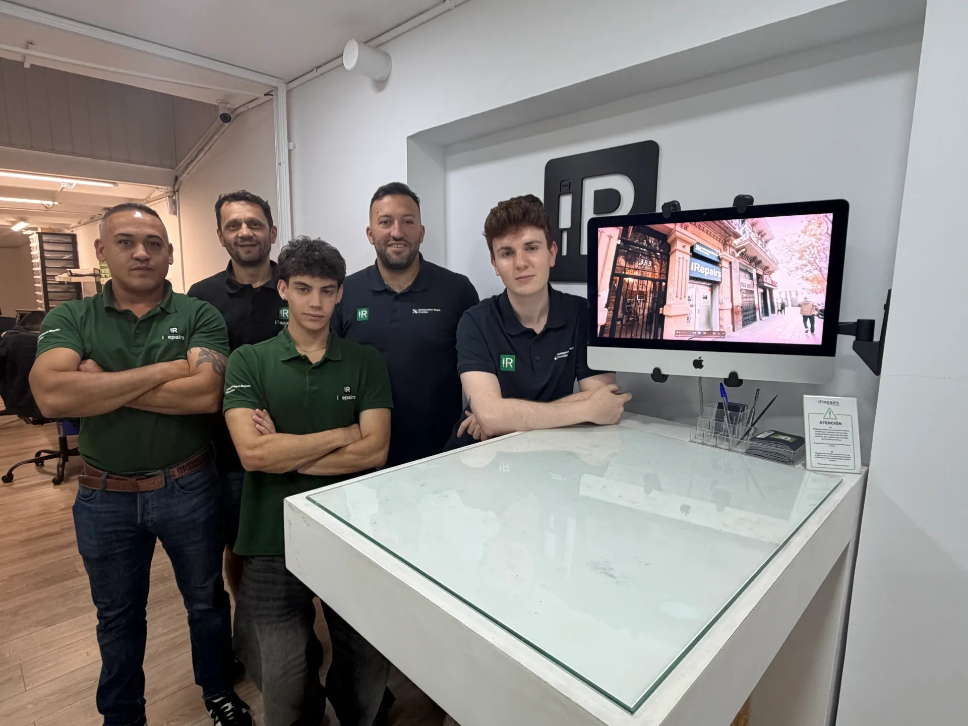 Equipo de técnicos iRepairs en el taller de Barcelona